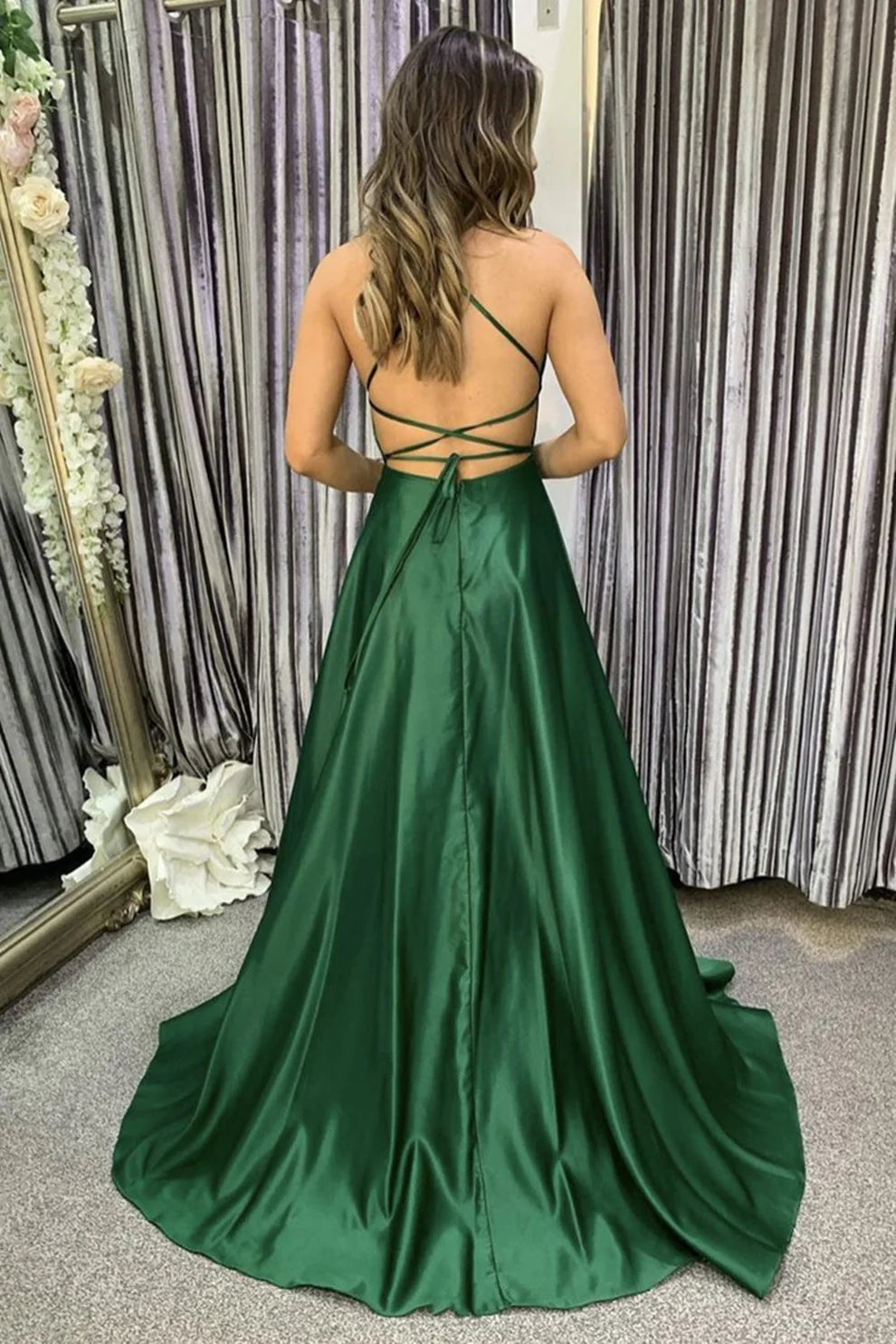 Vestido Weitese sencillo largo de satén con corte A y espalda abierta para graduación y fiesta con abertura